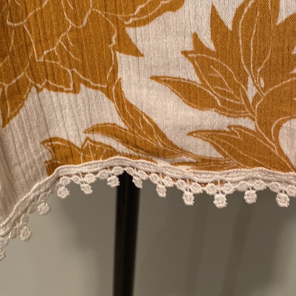 Swing top with lace accent - Picture 2 of 4